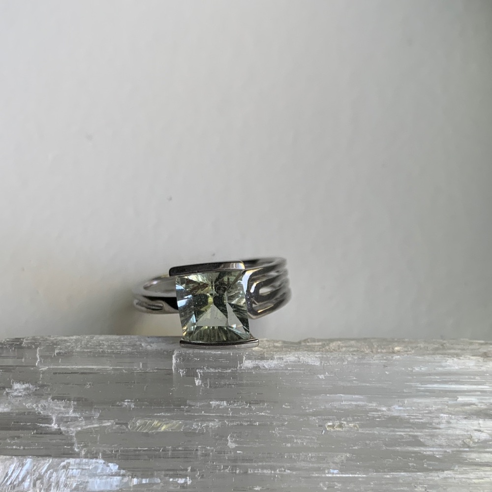 Elegant Silver Ring with Green Quartz